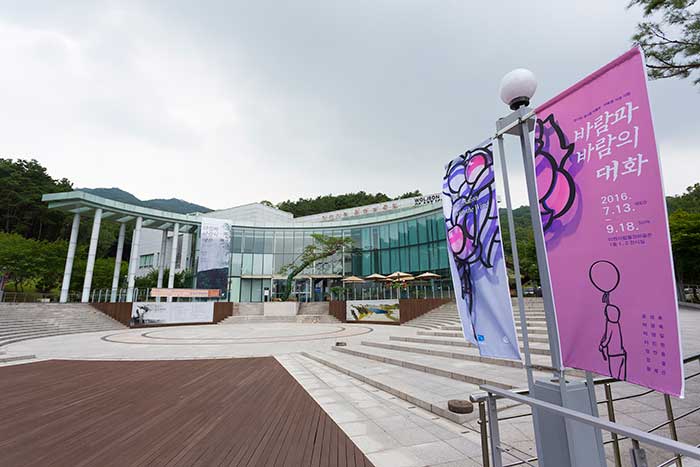94e3effa_museum-outside1.jpg